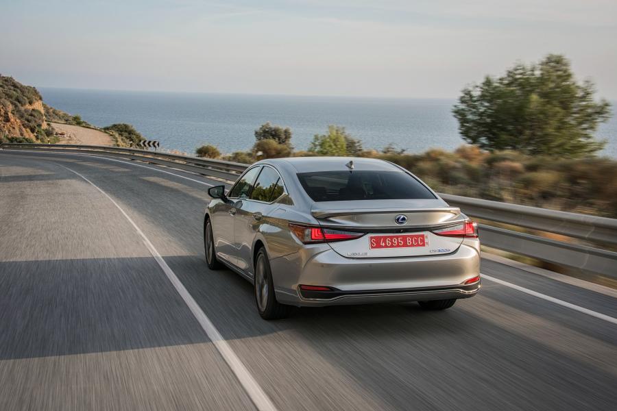  Lexus ES300h F-Sport 2018 года  (WW) (фото 35 из 46)